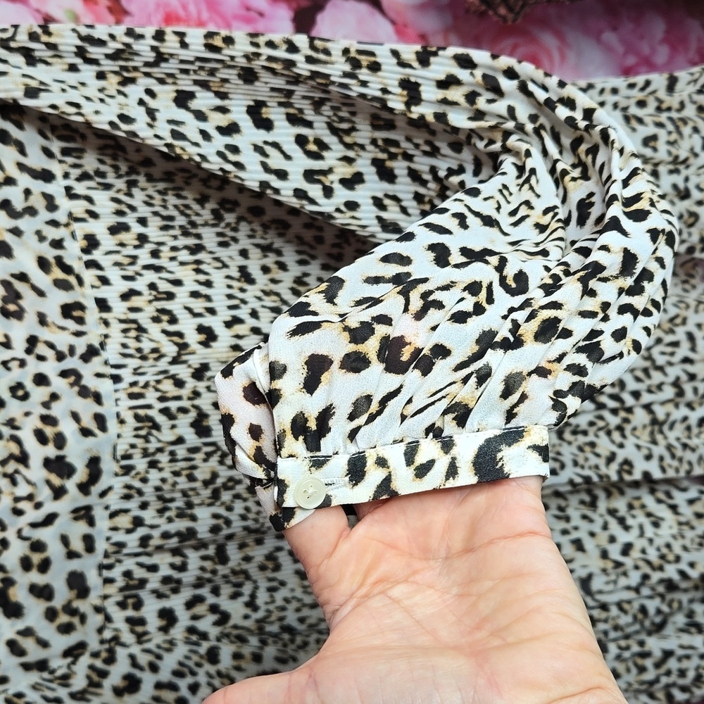 Banana Republic Animal Print Pleated Shirt size small, brown, cream, black - Picture 6 of 9